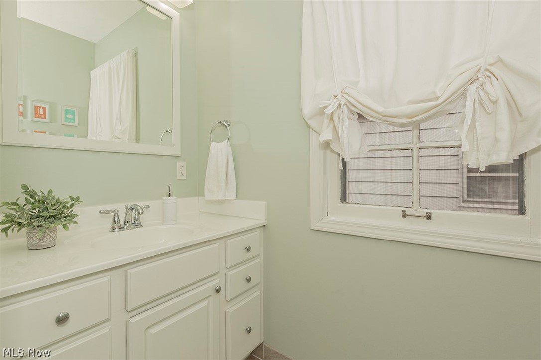 2376 Saybrook Road Cleveland, OH 44118 - Photo 20 of 27
