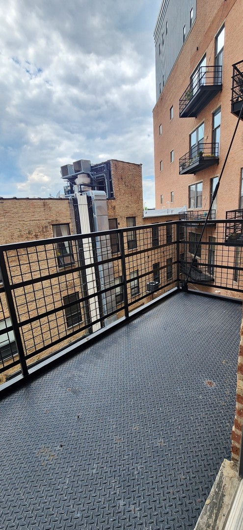 1645 West Ogden Avenue, Unit 417 Chicago, IL 60612 - Photo 14 of 19 a view of a balcony with city view