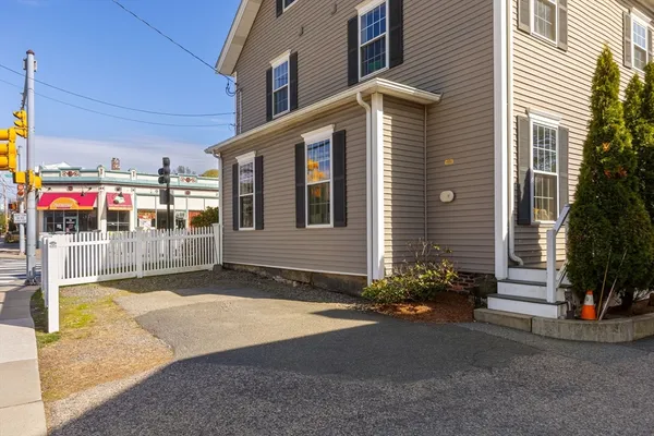 $3,900 | 42 Lexington Street, Unit 3, Waltham, MA 02451