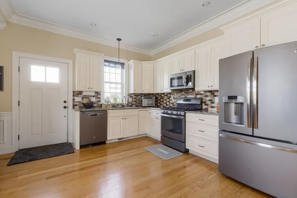 $3,900 | 42 Lexington Street, Unit 3, Waltham, MA 02451