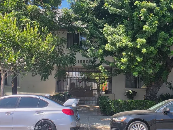 $2,350 | 18601 Collins Street, Unit D7, Tarzana, CA 91356