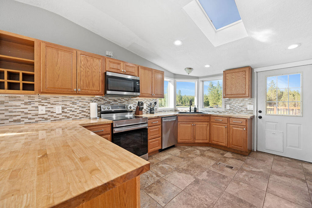 4323 Round Lake Road Klamath Falls, OR 97601 - Photo 3 of 45 DSC_0040