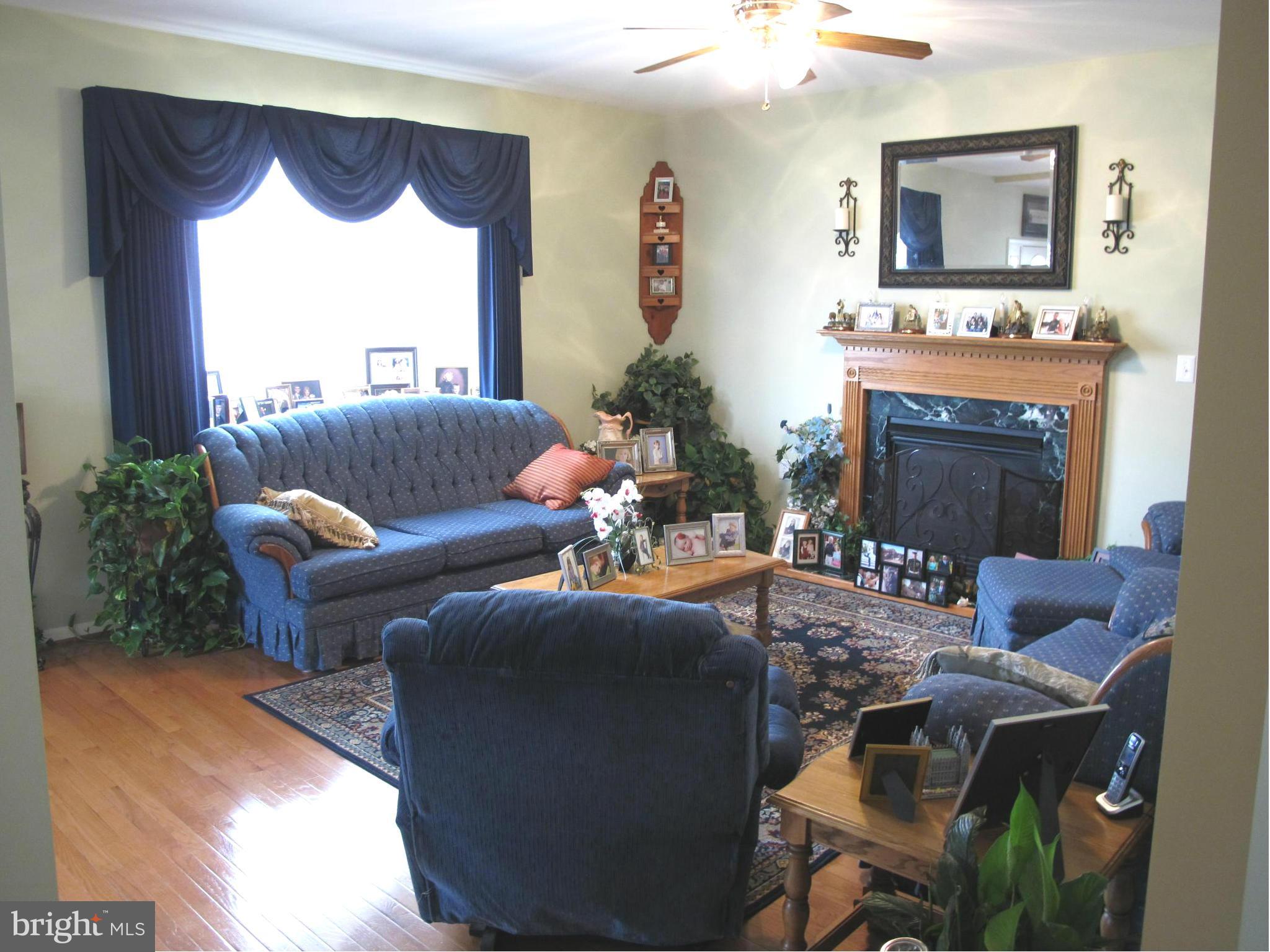 9401 North Laurel Road Laurel, MD 20723 - Photo 10 of 25 Living Room