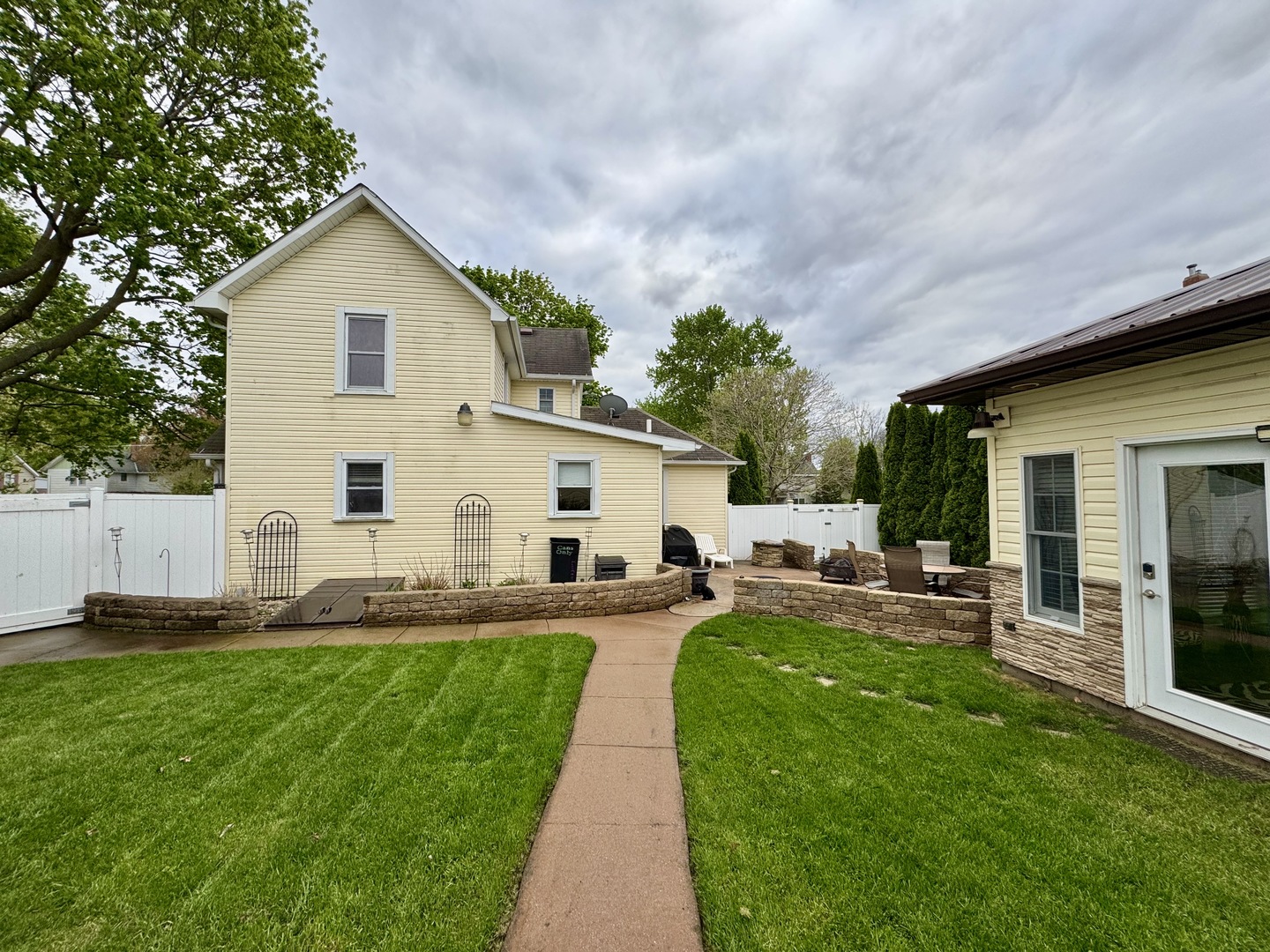 301 West Jackson Street Ohio, IL 61349 - Photo 4 of 32 a front view of house with yard and seating area