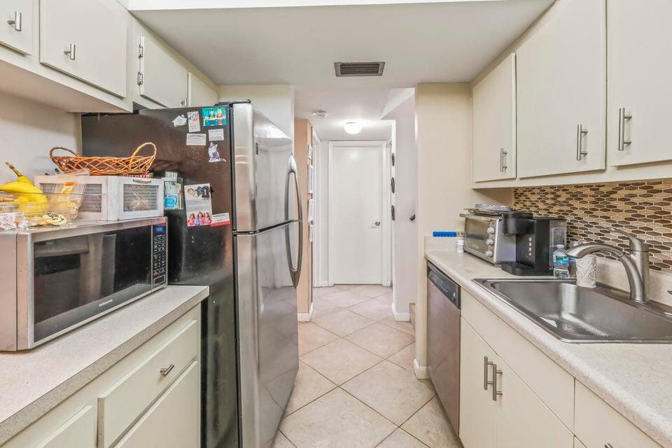 755 Dotterel Road, Unit 1105 Delray Beach, FL 33444 - Photo 8 of 24 Kitchen 2 1105