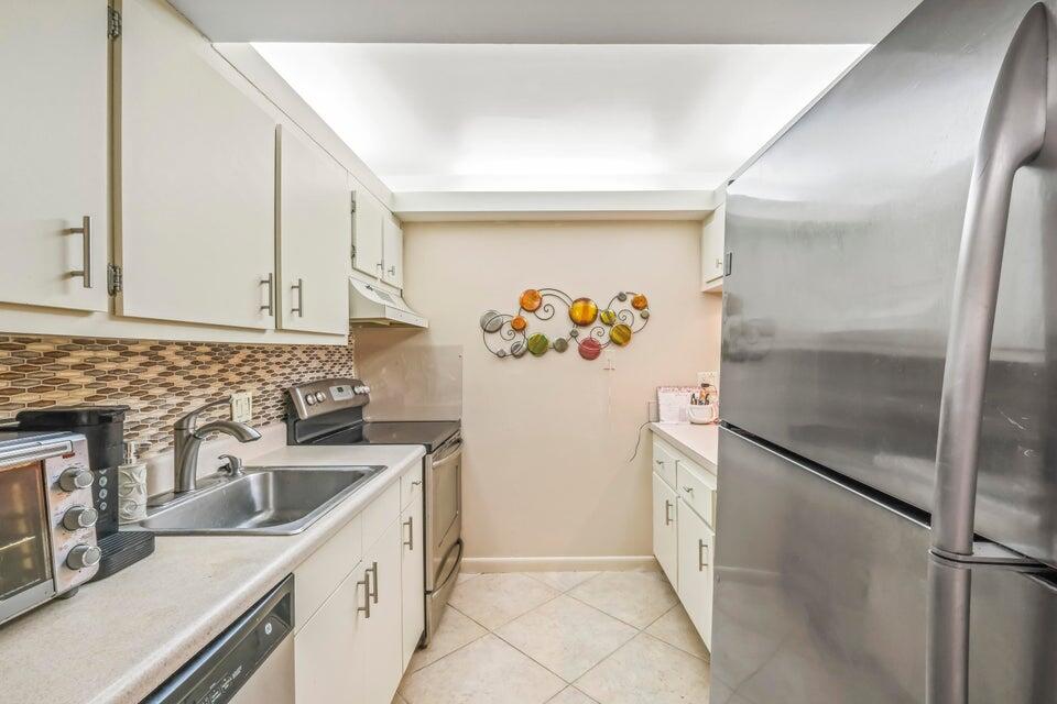 755 Dotterel Road, Unit 1105 Delray Beach, FL 33444 - Photo 9 of 24 kitchen 1005