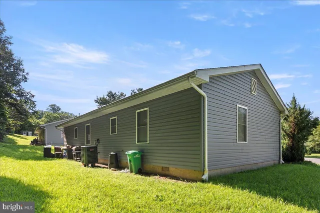 a front view of house with yard and garage