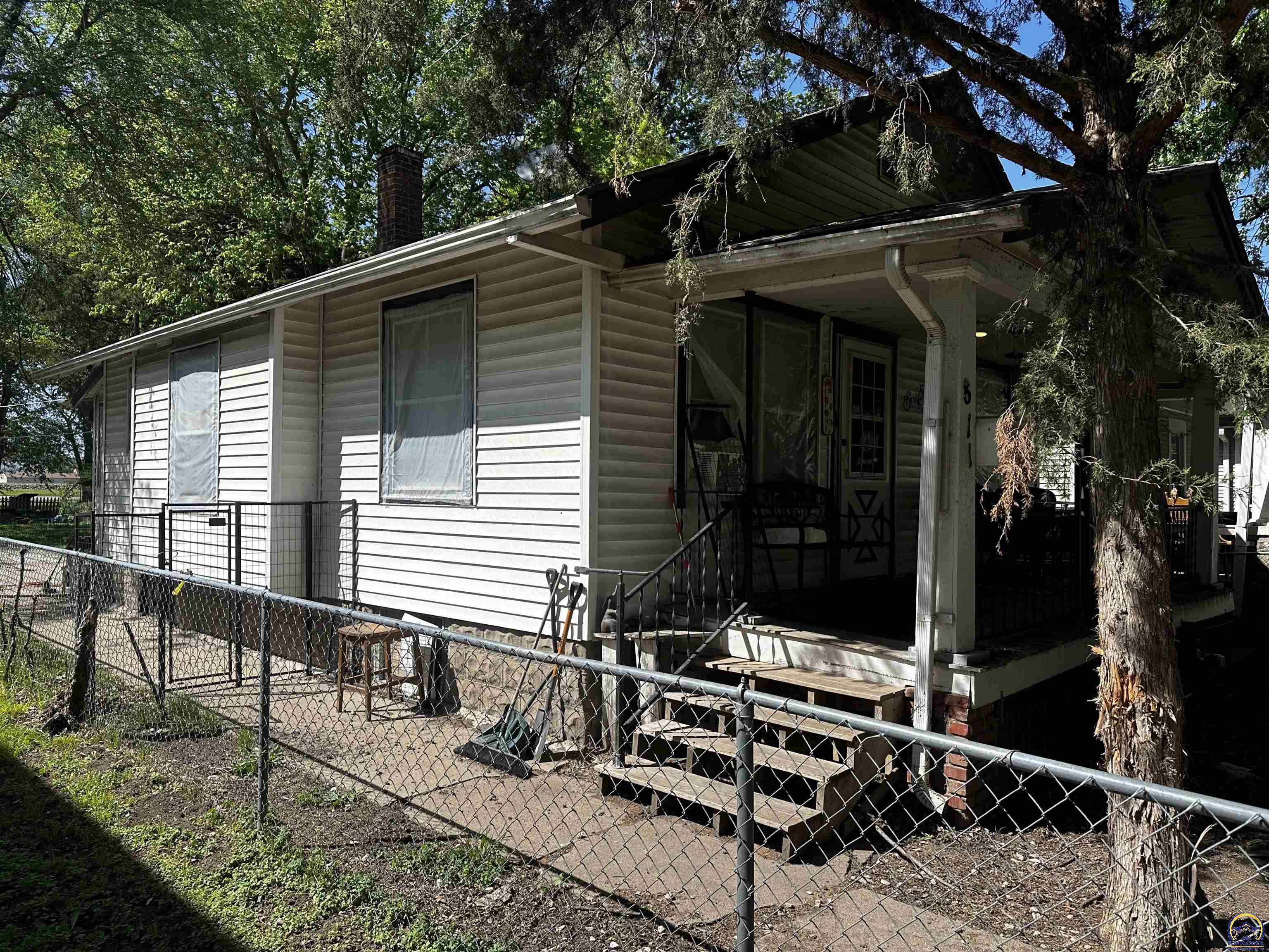 811 Southeast Branner Street Topeka, KS 66607 - Photo 2 of 34