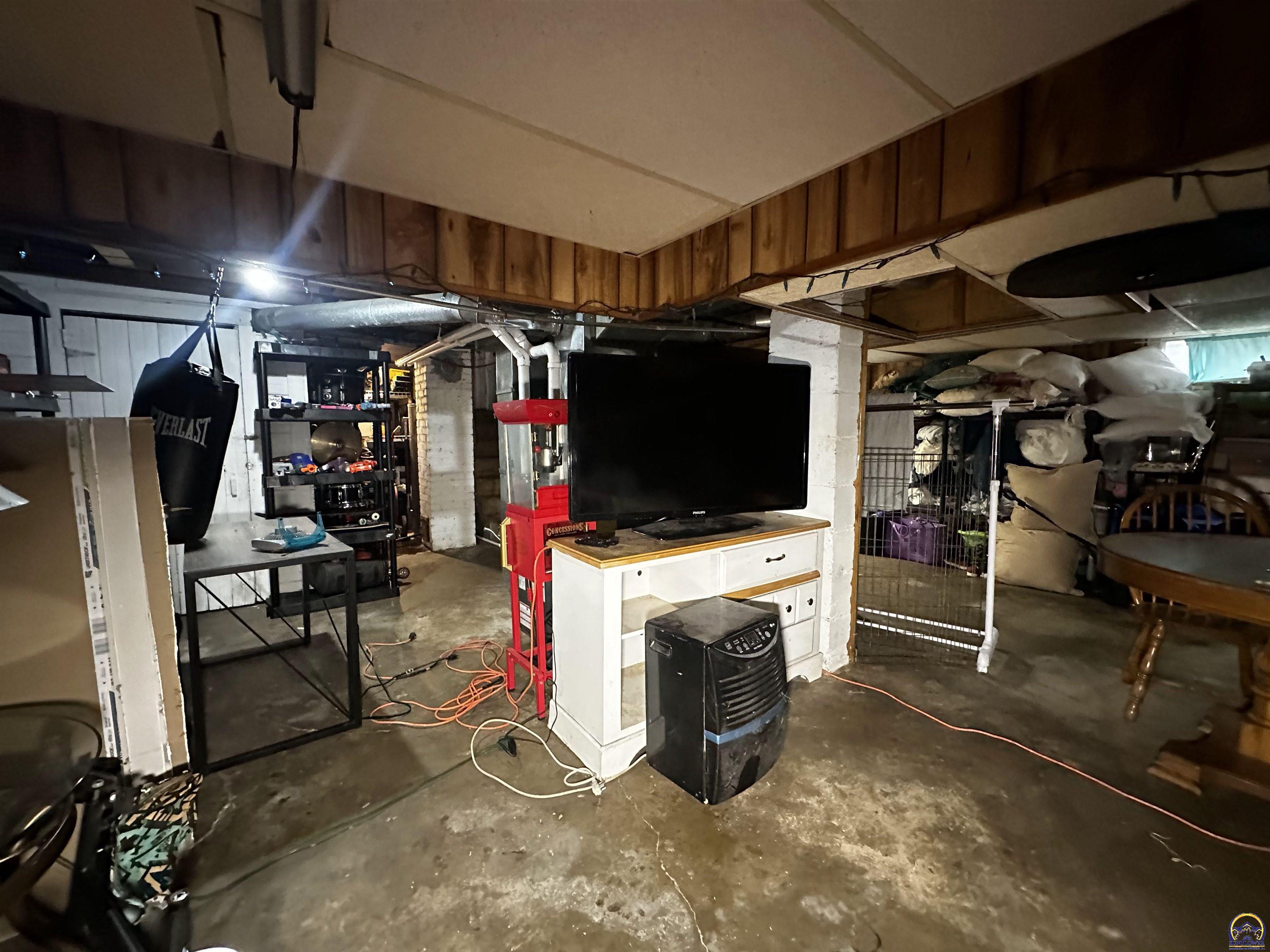 811 Southeast Branner Street Topeka, KS 66607 - Photo 28 of 34