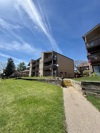 $160,000 | 58 Vail Colony, Unit 9, Fox Lake, IL 60020