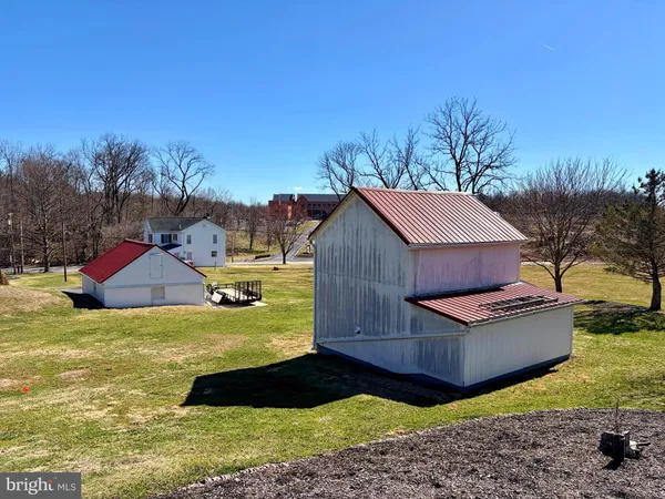 a view of a house with backyard and trees