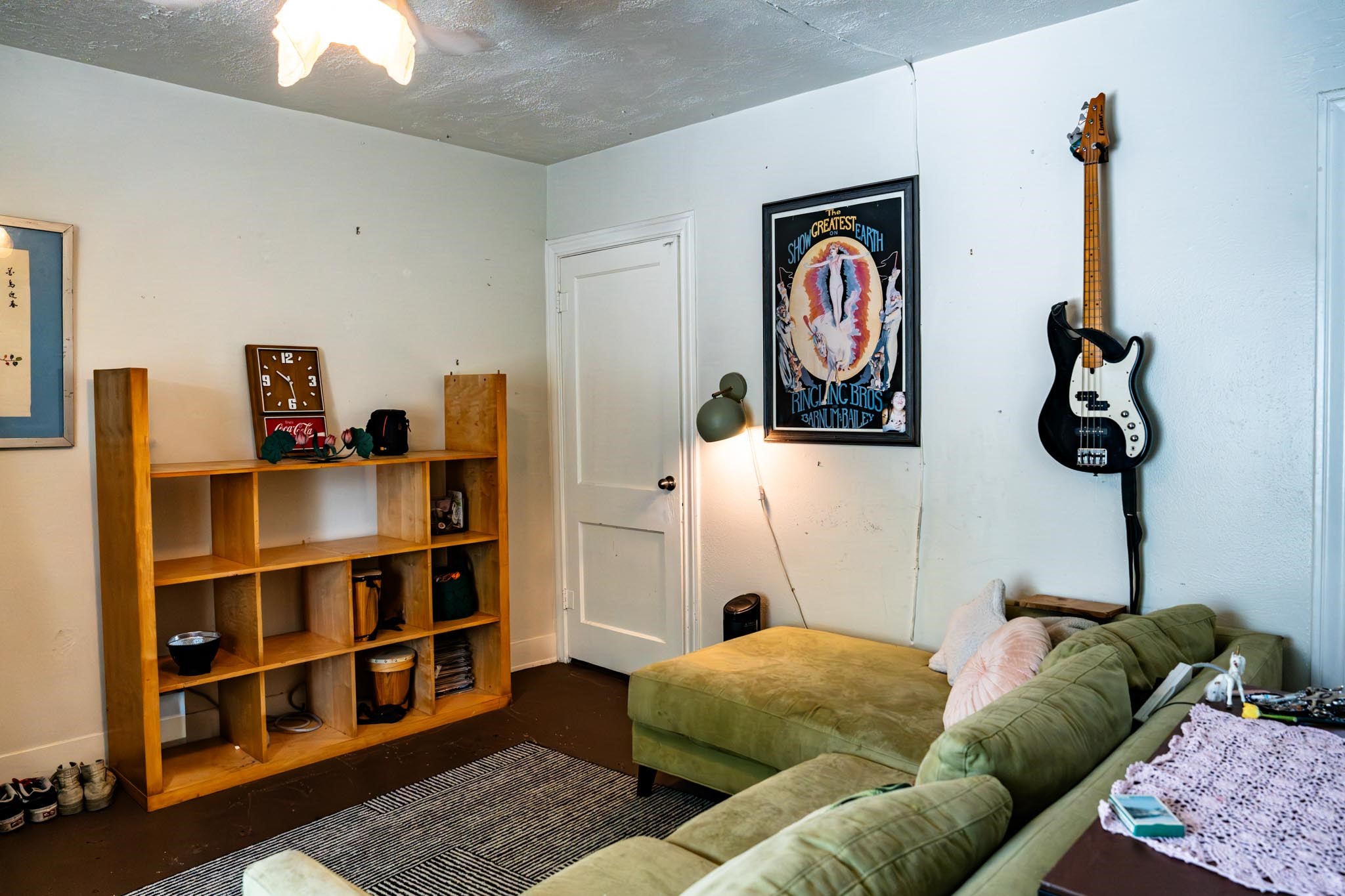 1909 Colquitt Street, Unit 7 Houston, TX 77098 - Photo 6 of 17 a living room with furniture and a book shelf