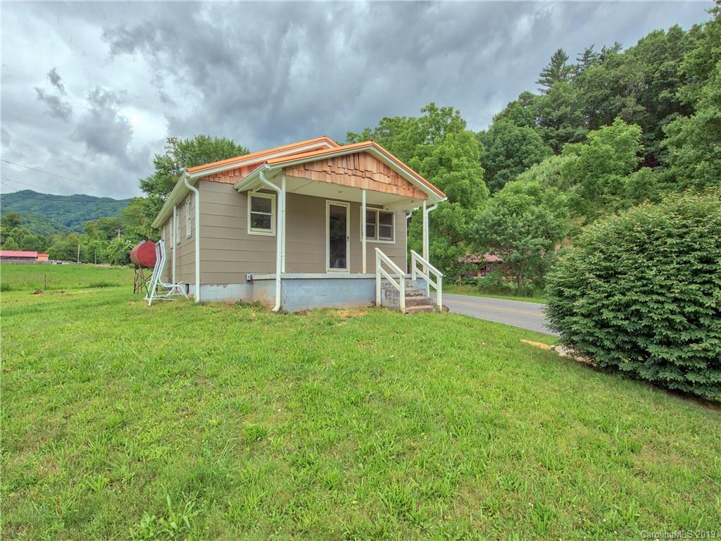 609 Sutton Town Road Waynesville, NC 28785 - Photo 2 of 17