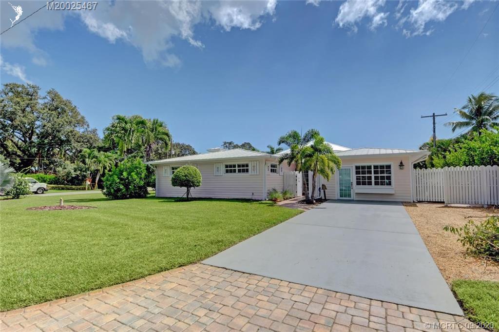 904 Southeast Riverside Drive Stuart, FL 34994 - Photo 7 of 72 Driveway and side entry to the house.
