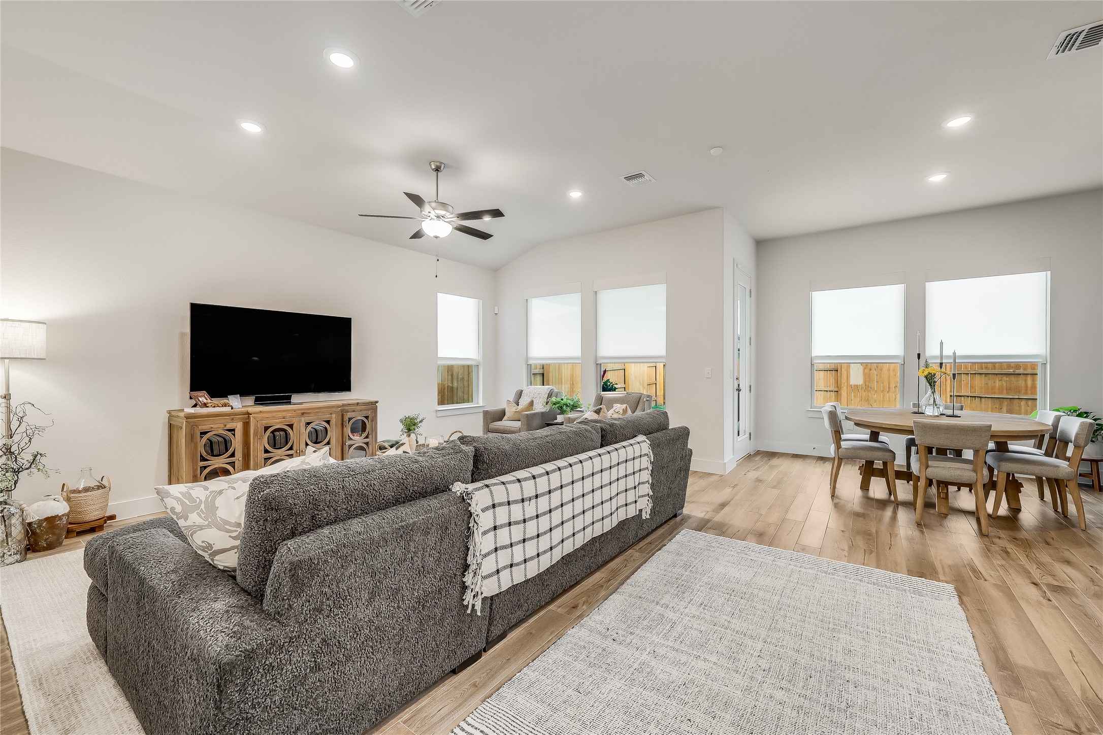 8400 Skytex Street Austin, TX 78744 - Photo 3 of 37