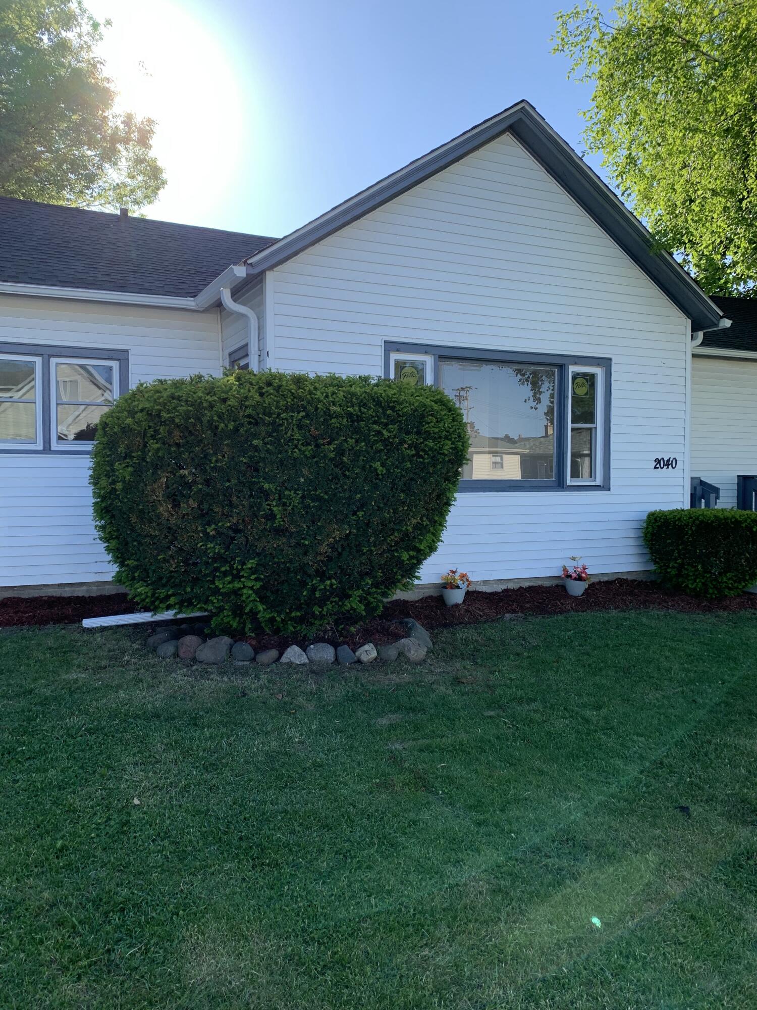 2040 Jay Eye See Avenue Racine, WI 53403 - Photo 2 of 37 IMG_3208 3