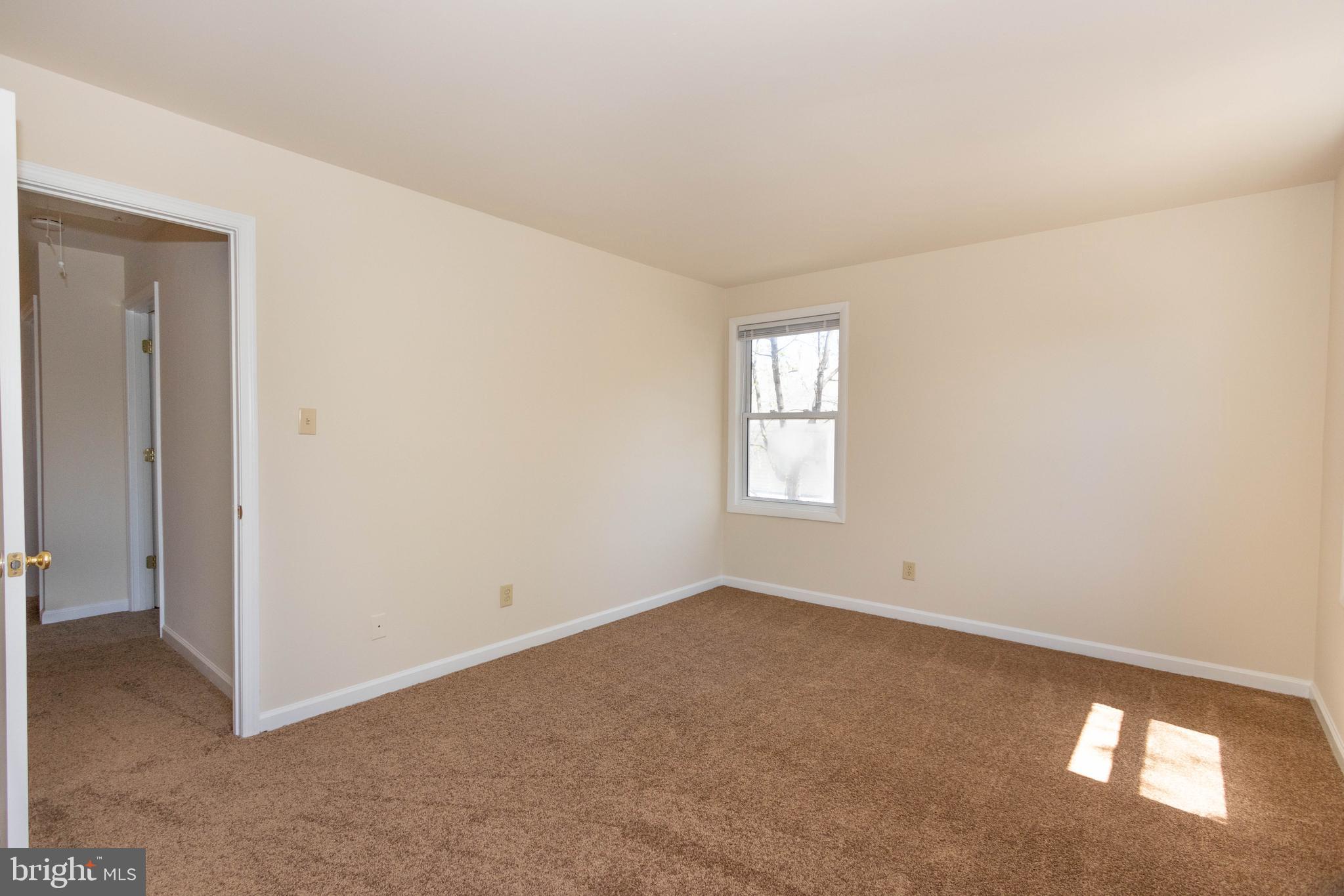 9206 Hood Road Manassas, VA 20110 - Photo 20 of 25 an empty room with windows