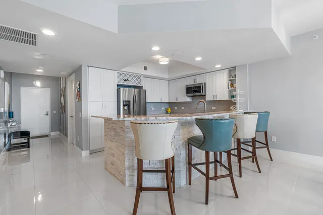 $3,500 | 2640 Lake Shore Drive, Unit 415, Riviera Beach, FL 33404