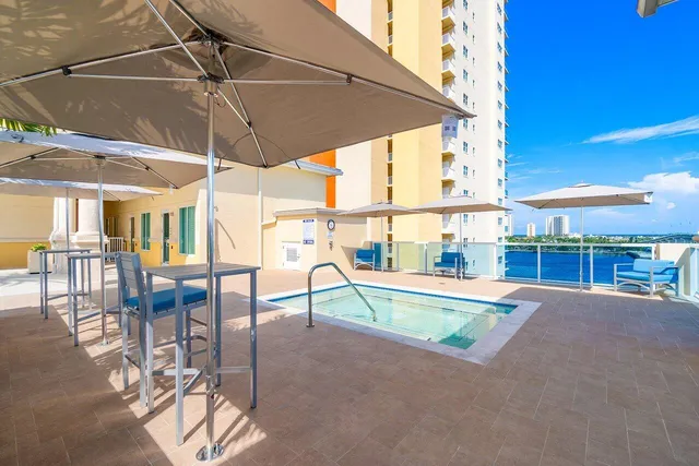 $3,500 | 2640 Lake Shore Drive, Unit 415, Riviera Beach, FL 33404
