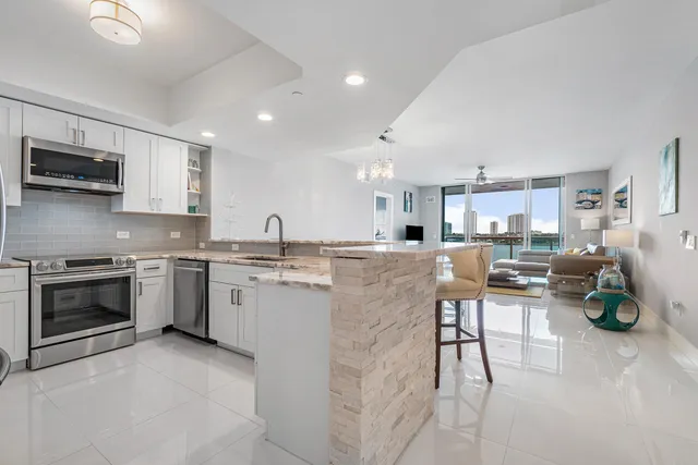 $3,500 | 2640 Lake Shore Drive, Unit 415, Riviera Beach, FL 33404