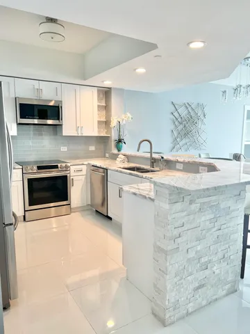 $3,500 | 2640 Lake Shore Drive, Unit 415, Riviera Beach, FL 33404