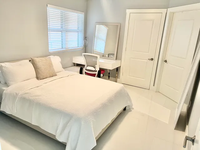 $3,500 | 2640 Lake Shore Drive, Unit 415, Riviera Beach, FL 33404