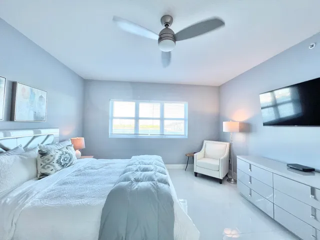 $3,500 | 2640 Lake Shore Drive, Unit 415, Riviera Beach, FL 33404