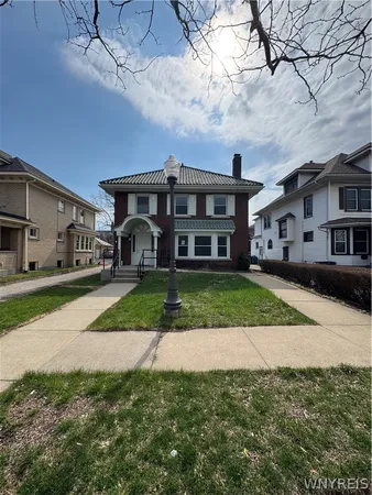 $1,850 | 117 Humboldt Parkway, Unit B, Buffalo, NY 14214