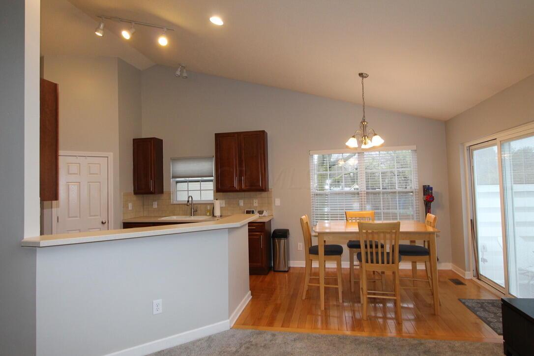 4836 Heath Trails Road Hilliard, OH 43026 - Photo 11 of 32 Eating Bar and Eating Space