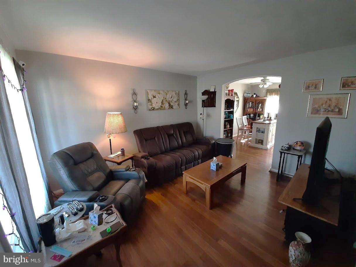 3421 North Point Road Baltimore, MD 21222 - Photo 3 of 19 Living Room
