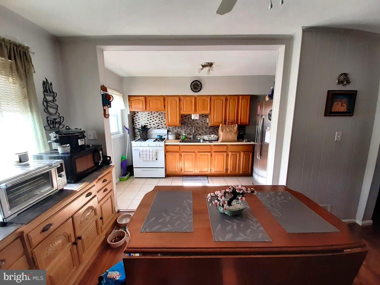 3421 North Point Road Baltimore, MD 21222 - Photo 8 of 19 Dining and Kitchen