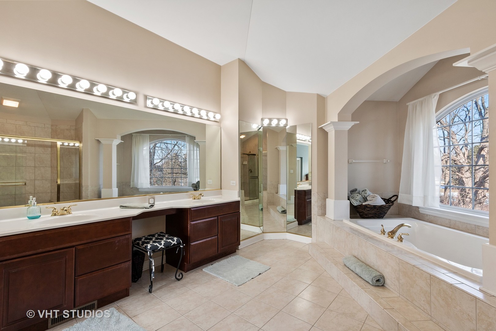 411 Morgan Lane Fox River Grove, IL 60021 - Photo 20 of 37 a spacious bathroom with a tub sink shower and mirror