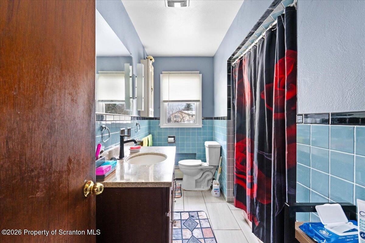 833 Palm Street Scranton, PA 18505 - Photo 12 of 33 a utility room with dryer and washer