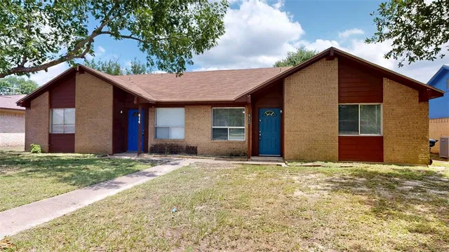 $1,300 | 412 University Oaks Boulevard, College Station, TX 77840