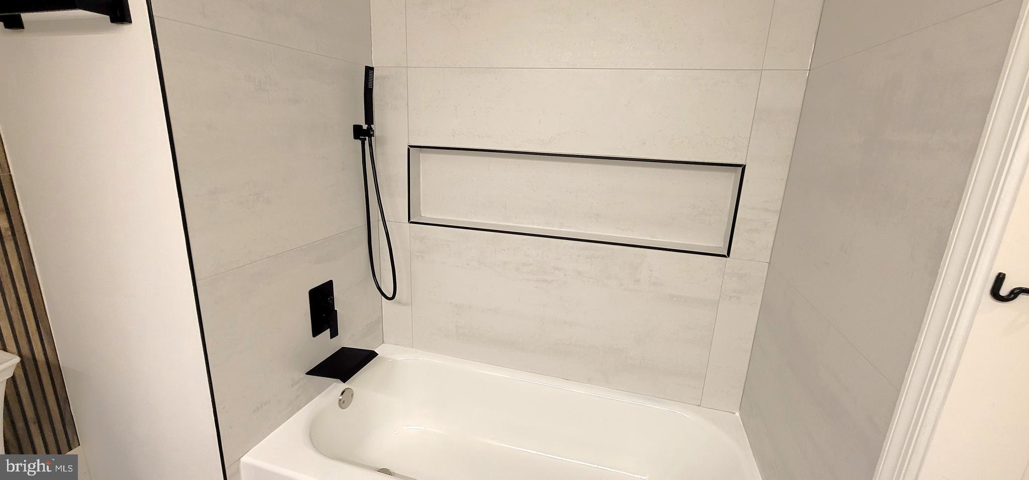 7 Plum Grove Way Gaithersburg, MD 20878 - Photo 25 of 46 a bathroom with a bathtub