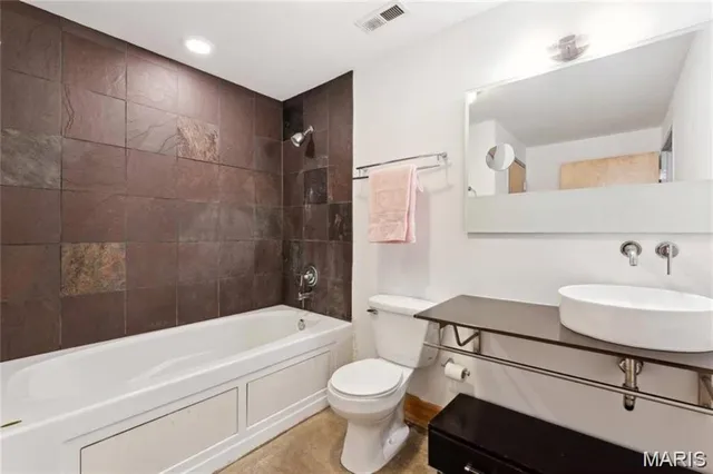 $1,400 | 2201 Locust Street, Unit 207, St. Louis, MO 63103