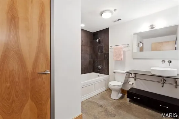 $1,400 | 2201 Locust Street, Unit 207, St. Louis, MO 63103