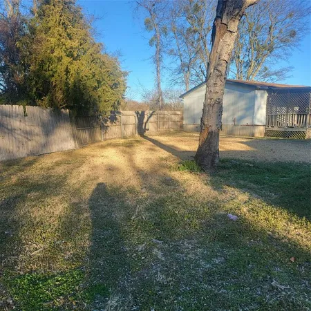 a view of back yard of the house