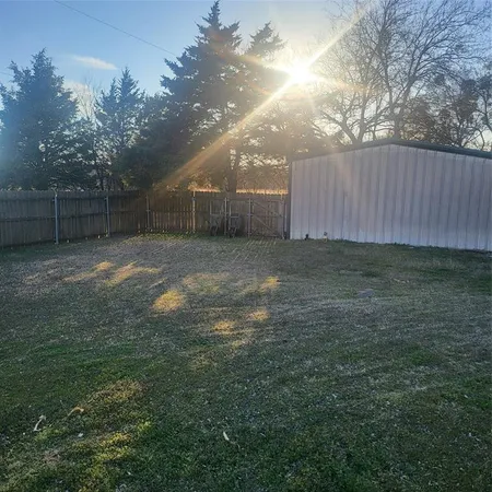 a view of a backyard