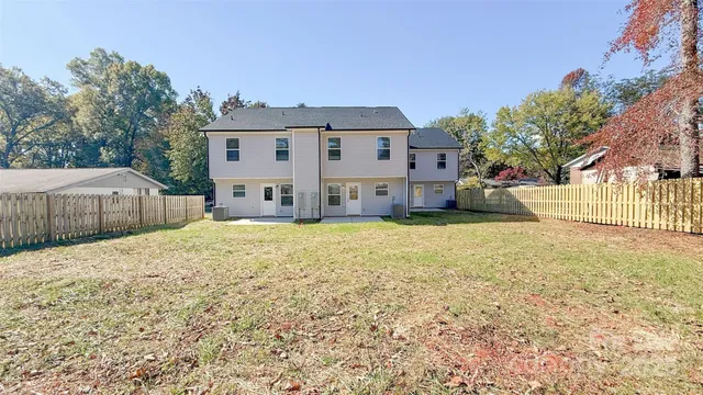 a view of back yard of the house