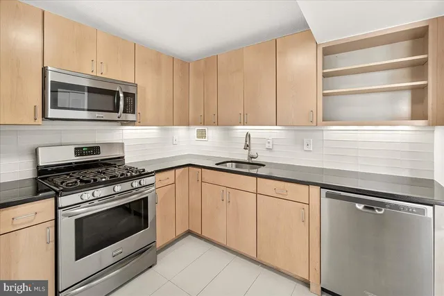 $2,100 | 118 Monroe Street, Unit 1208, Rockville, MD 20850