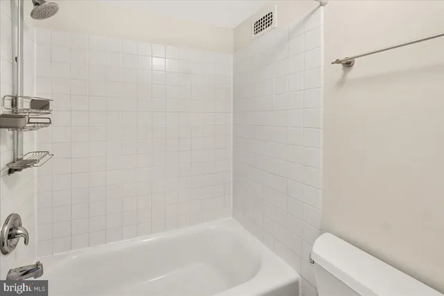$2,100 | 118 Monroe Street, Unit 1208, Rockville, MD 20850