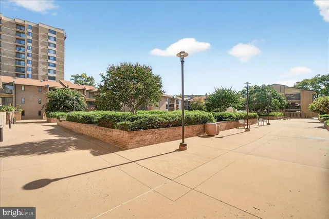 $2,100 | 118 Monroe Street, Unit 1208, Rockville, MD 20850