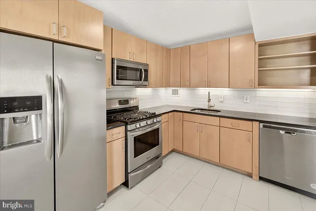 $2,100 | 118 Monroe Street, Unit 1208, Rockville, MD 20850