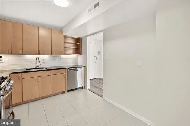 $2,100 | 118 Monroe Street, Unit 1208, Rockville, MD 20850