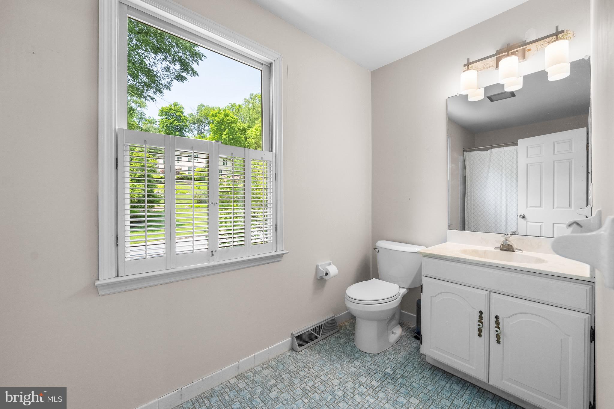 1067 Beaumont Road Berwyn, PA 19312 - Photo 26 of 36 Hall Full Bath
