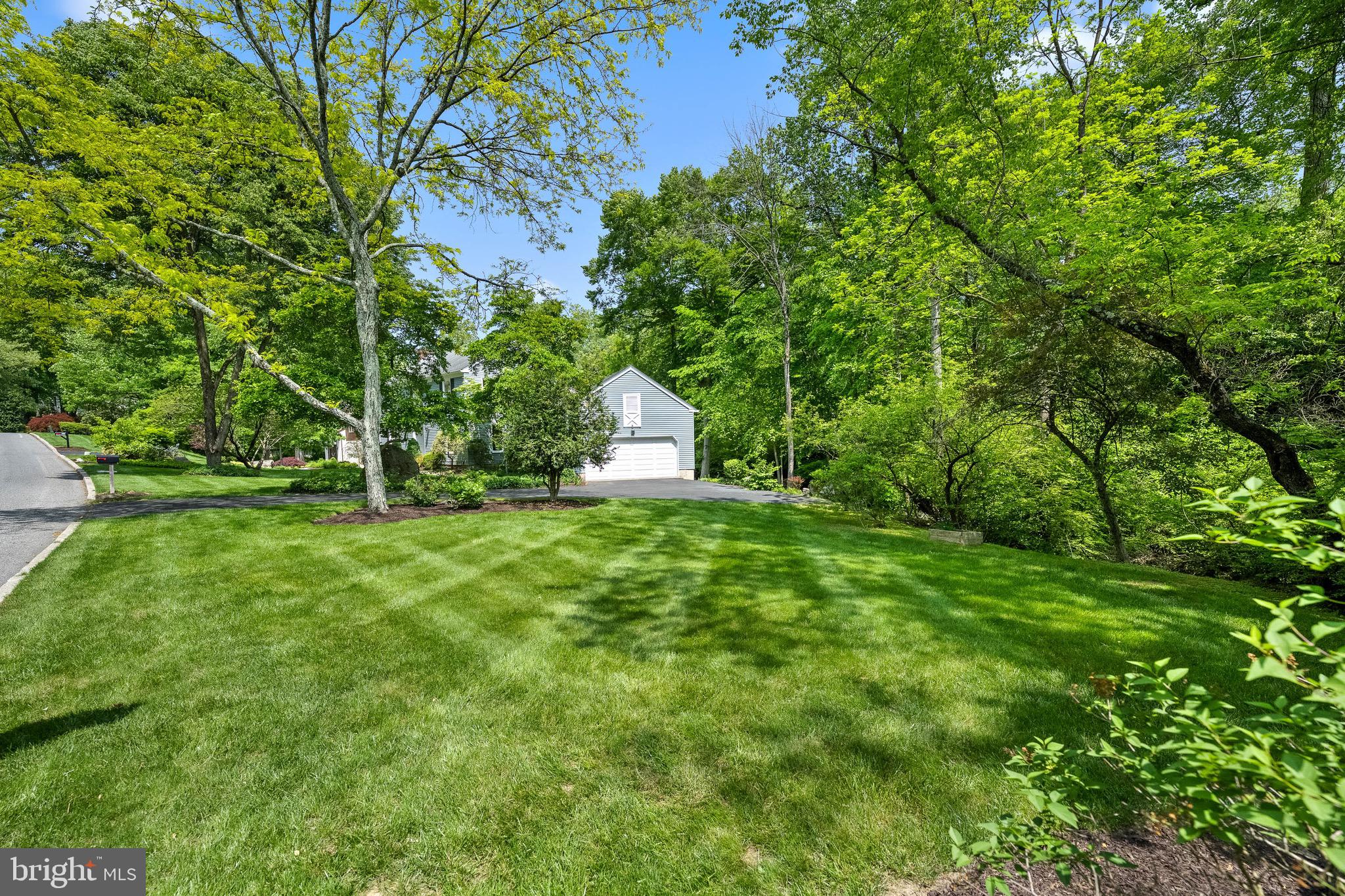 1067 Beaumont Road Berwyn, PA 19312 - Photo 32 of 36 Large side Yard