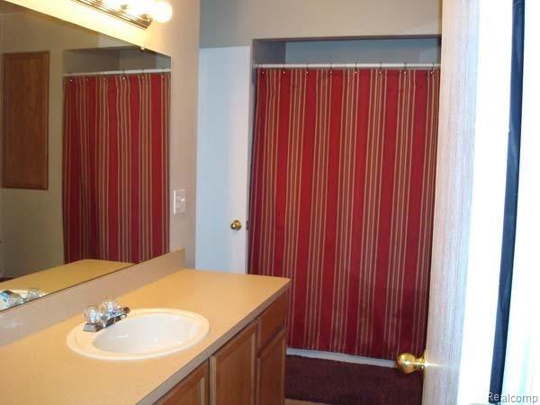 1634 River View Drive, Unit 42 Rochester, MI 48309 - Photo 9 of 14 Main Bath View-2