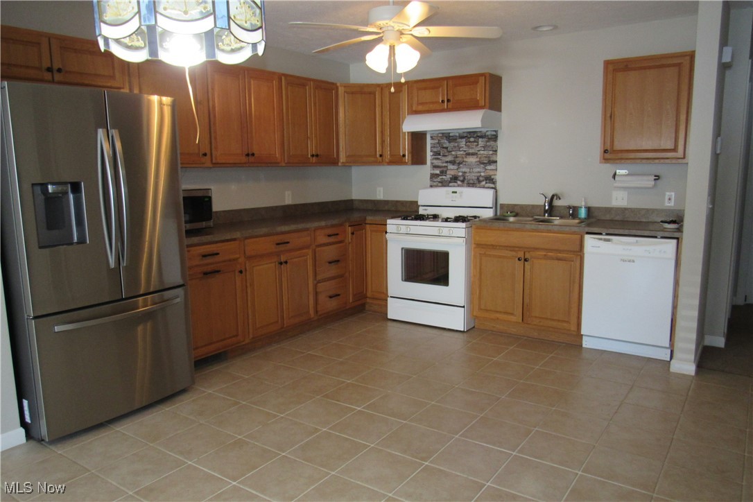 5930 Lake Road West, Unit 1602 Ashtabula, OH 44004 - Photo 5 of 15 New top of the line fridge and under cabinet lighting