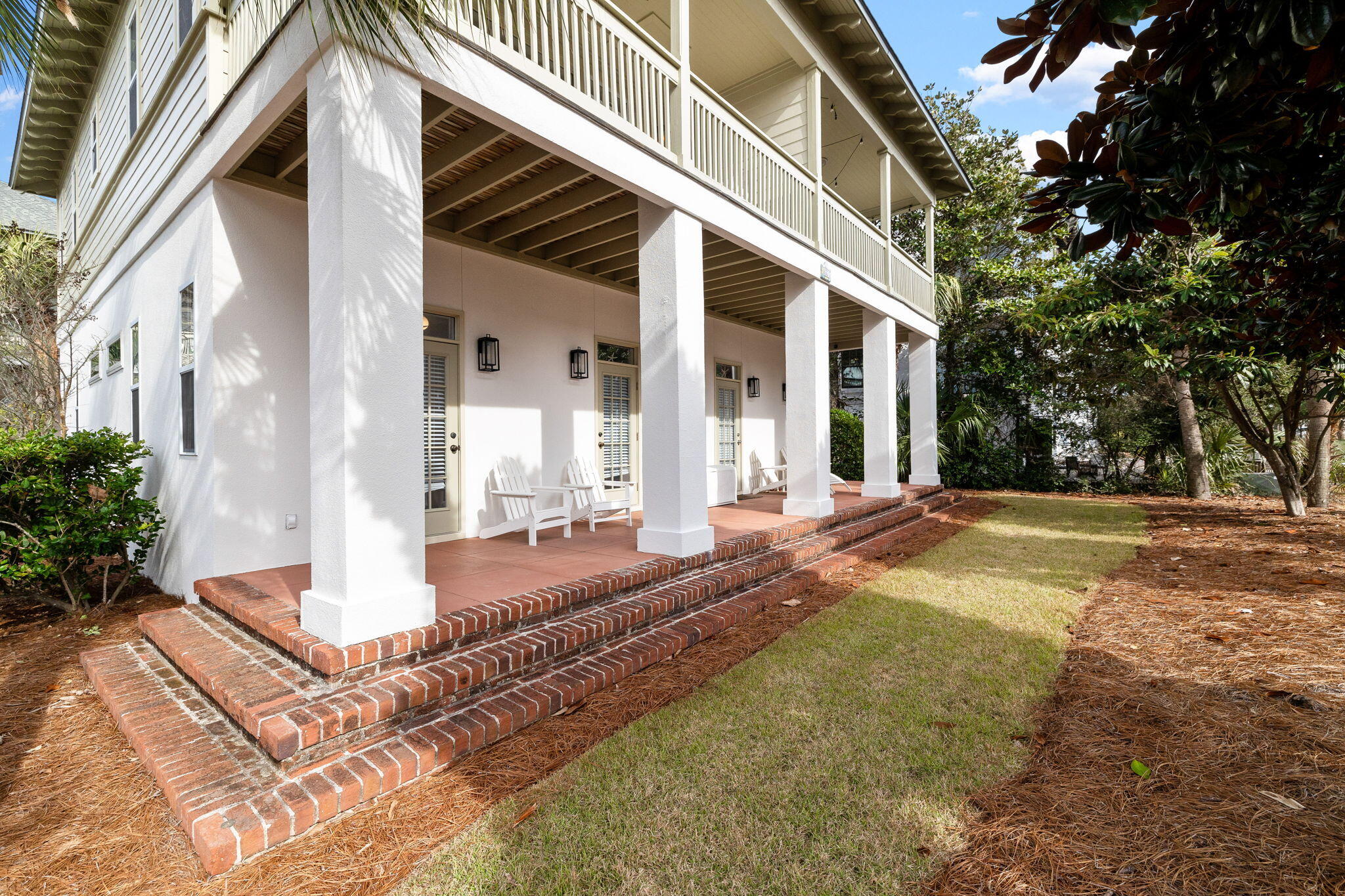 a view of a house with backyard and porch